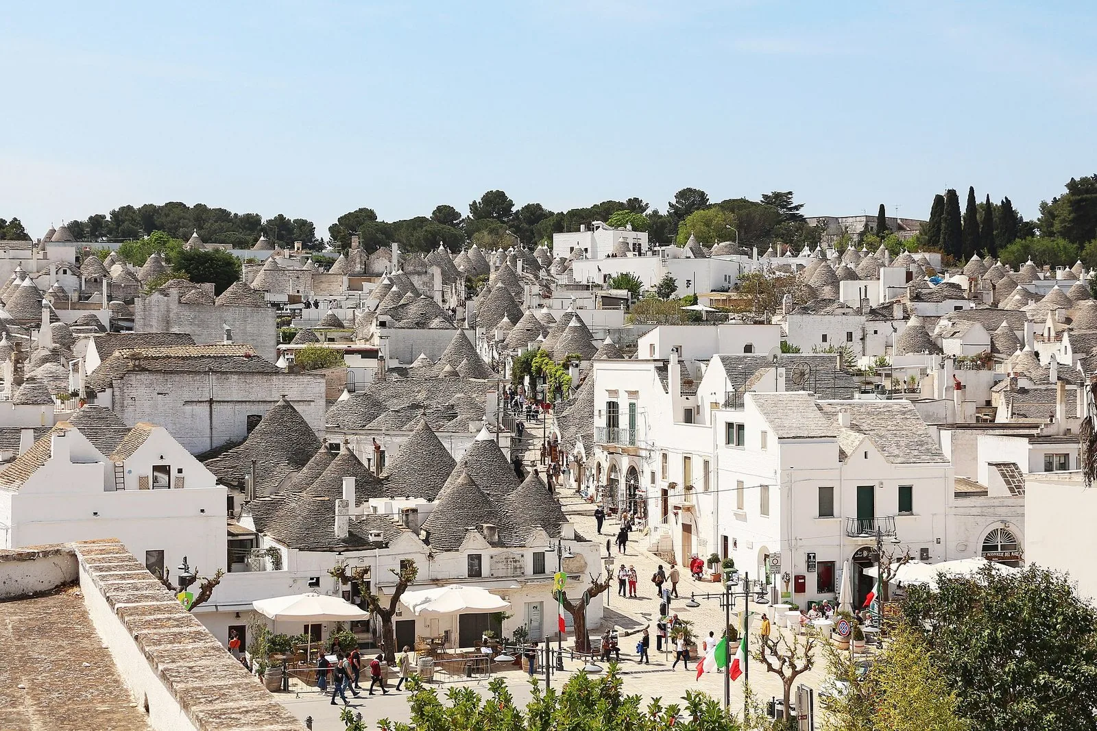 Veduta dall'alto del Rione Monti di Alberobello con le cuspidi in pietra dei trulli