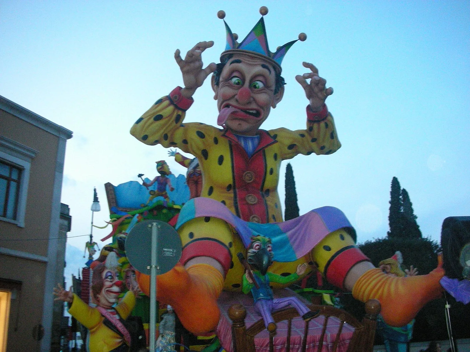 Grande carro allegorico in cartapesta durante la sfilata del Carnevale di Putignano