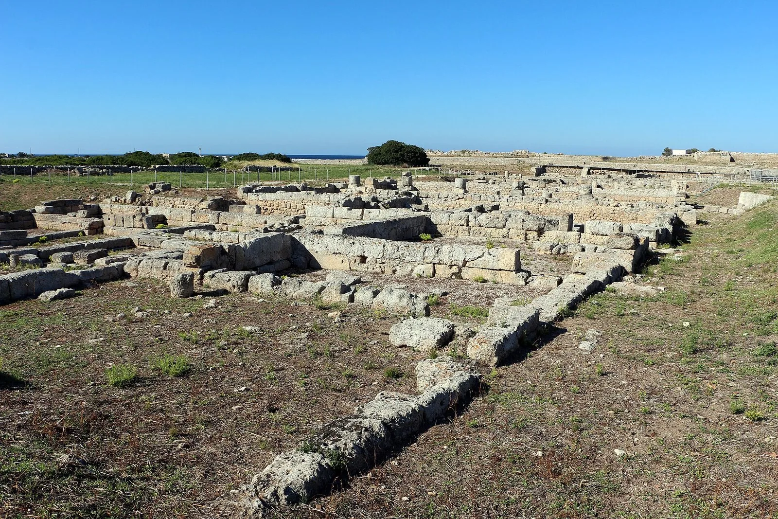 Rovine dell'antica citta di Egnazia con il mare Adriatico sullo sfondo