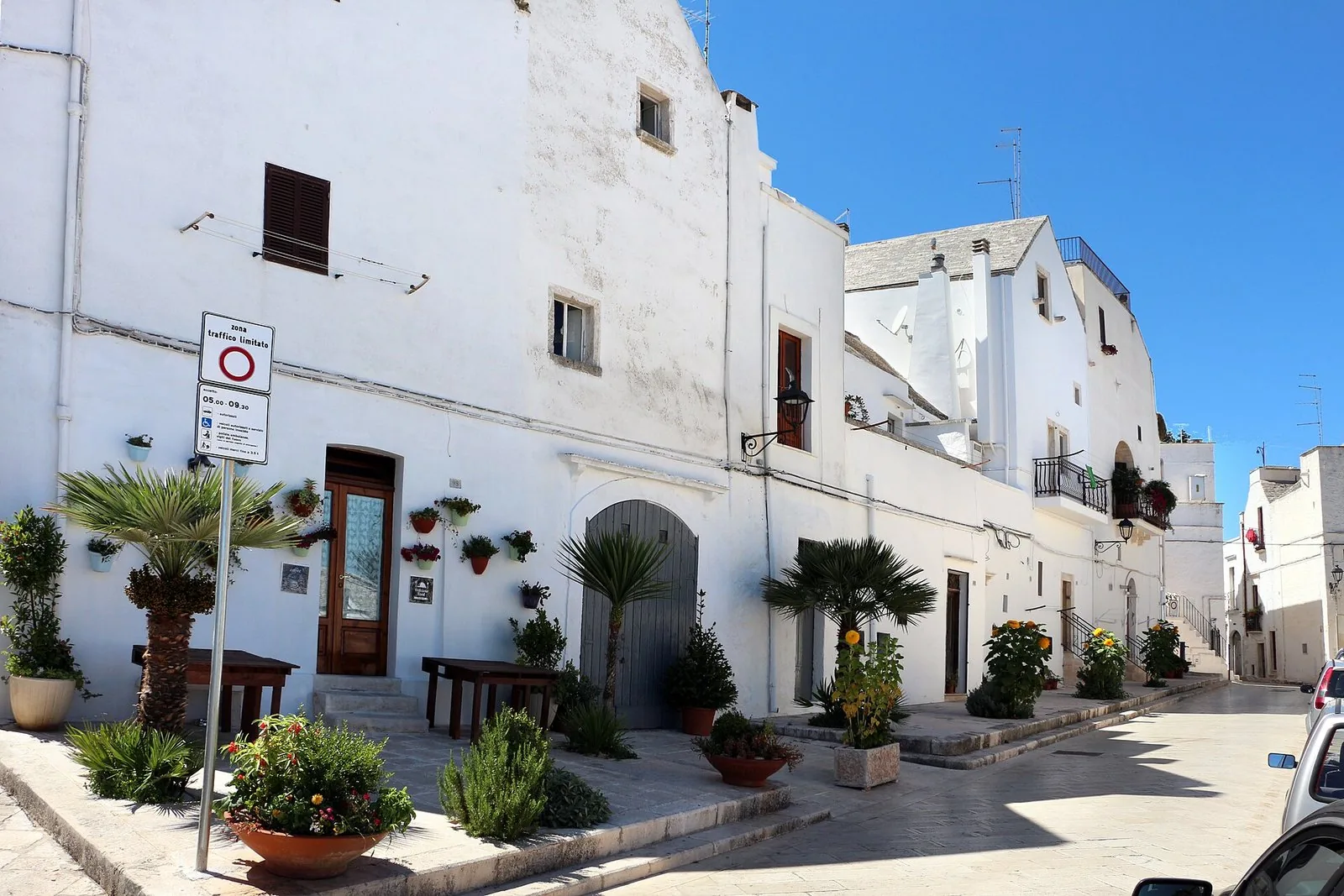 Strada del centro storico di Locorotondo con le case bianche e le cummerse