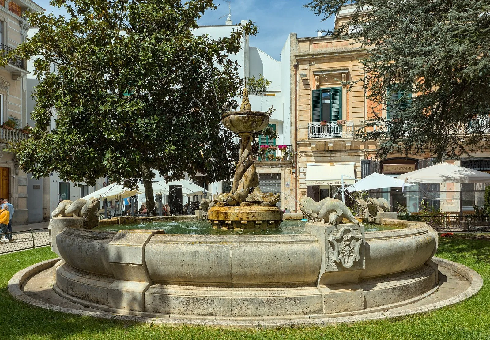 Fontana monumentale in Piazza Roma a Martina Franca circondata dai palazzi del centro storico